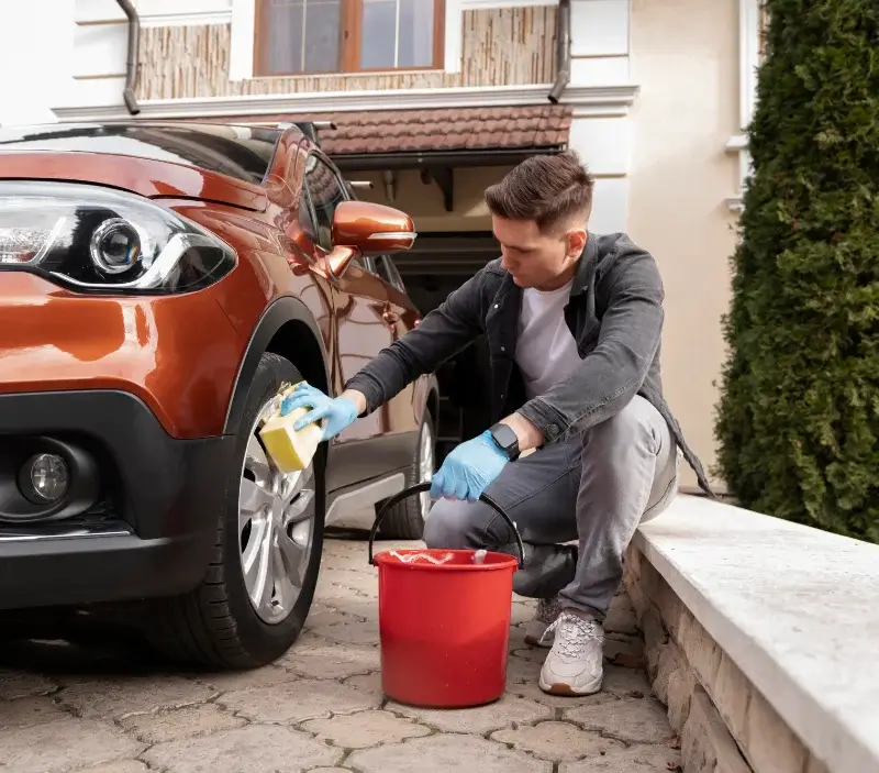 Lavage auto à domicile Xaintrailles : professionnel intervenant sur un véhicule